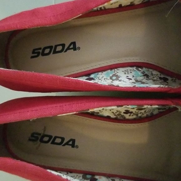 Sz 10 "Soda" Red Canvas Wedge heels - Picture 5 of 5
